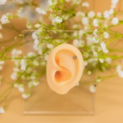 Tytanowy kolczyk złoty kwiatek cyrkonie