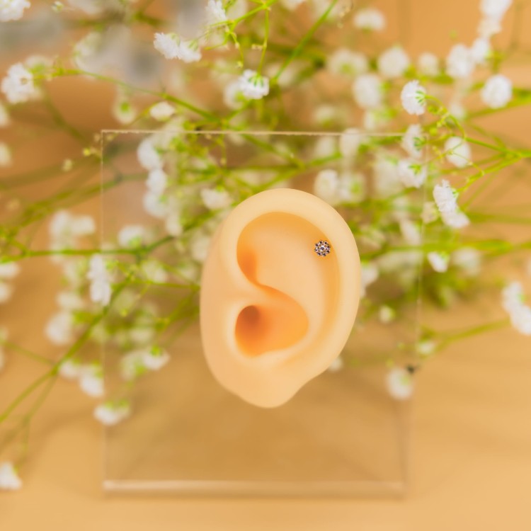 Tytanowy kolczyk złoty kwiatek cyrkonie