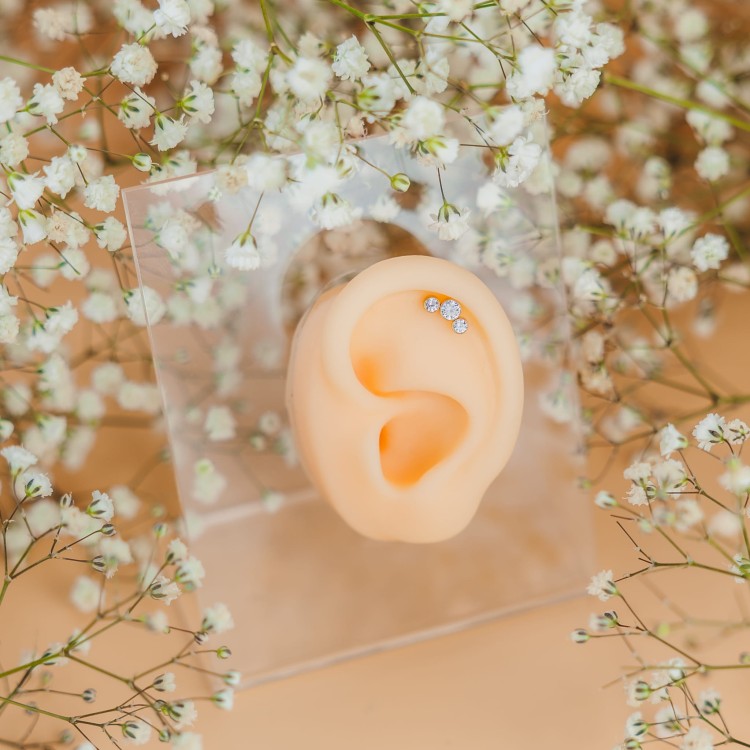 Tytanowy złoty labret z trzema cyrkoniami