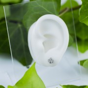 Tytanowy srebrny labret potrójna cyrkonia biała markiza