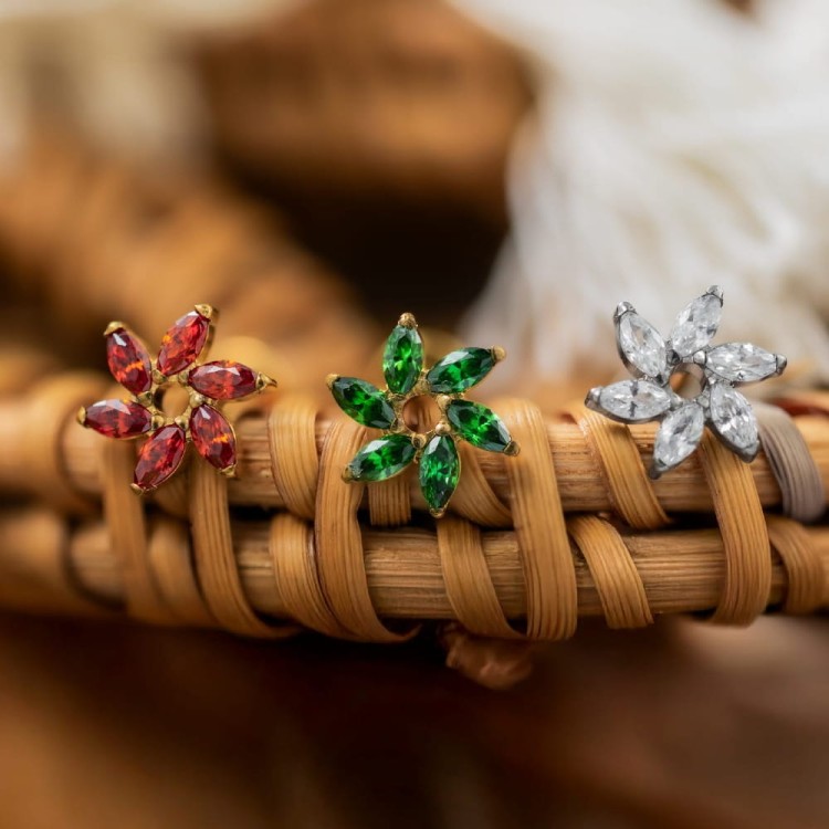 Tytanowy labret z motywem kwiatu z cyrkoniami