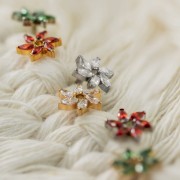 Tytanowy złoty labret z motywem kwiatu z cyrkoniami