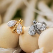 Tytanowy srebrny labret pszczoła i cyrkonie