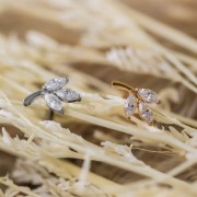 Tytanowy SREBRNY labret w kształcie listka z cyrkoniami