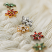 Tytanowy labret z motywem kwiatu z cyrkoniami