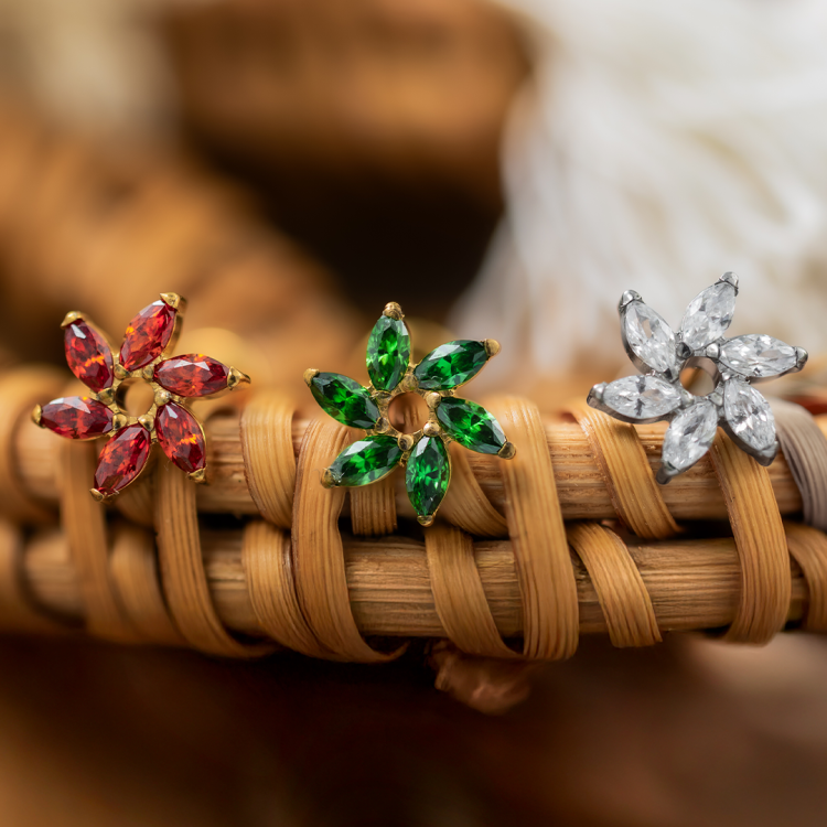 Tytanowy złoty labret z motywem kwiatu z cyrkoniami