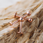 Tytanowy labret różowe złoto