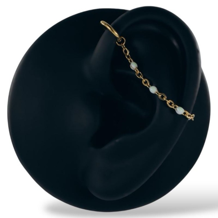 Złoty łańcuszek i opalizujące detalami