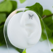 Tytanowy srebrny labret z motylkiem i cyrkoniami