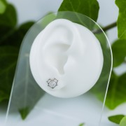 Tytanowy srebrny labret w serce z cyrkonią na środku
