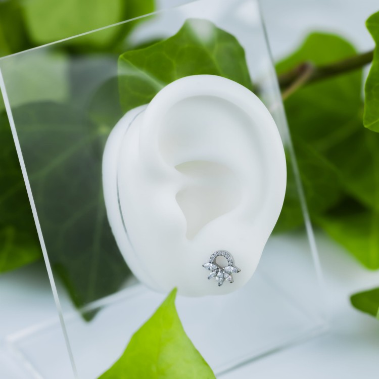 Tytanowy labret Półksiężyc z kwiatem